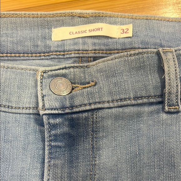 Levi’s Classic Short Floral Embroidered Denim Size 32 Great Condition - Picture 5 of 6